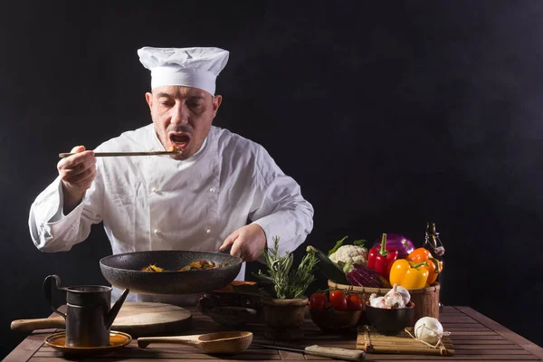 Chef Masculino Uniforme Branco Está Degustando Comida Usando Uma Concha — Fotografia de Stock