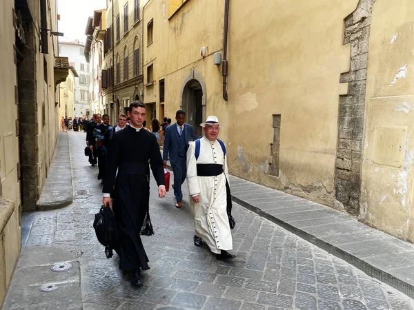 Florence Italy Jun Priest Wearing White Cassock Seminarians Black Dress — Foto de Stock