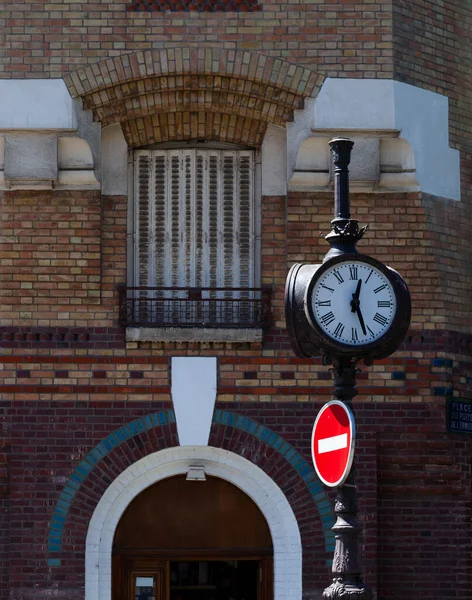 Street View Typical Ancient Street Clock — Stock Photo, Image