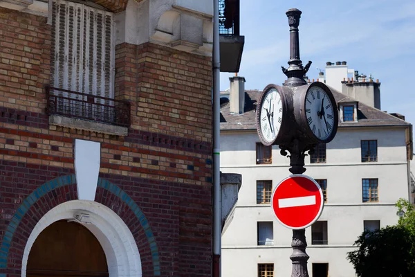 Street View Typical Ancient Street Clock — Stock Photo, Image