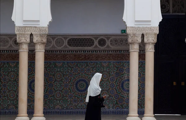 Paris France July Muslim Girl Wearing Traditional Dress Grand Mosque — Stock Photo, Image