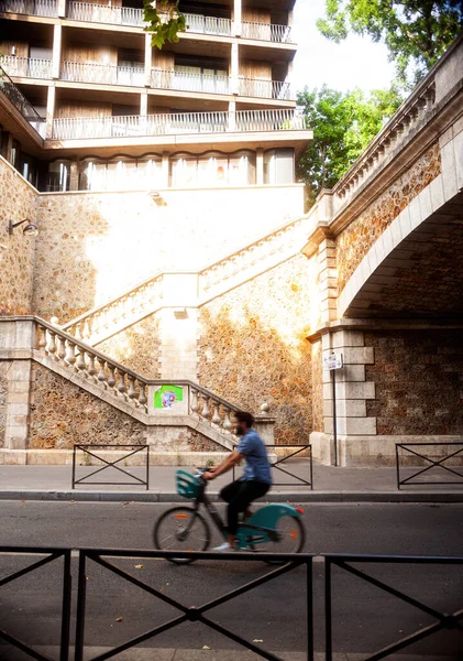 Paris France July Delivery Cyclist Runs Fast Next Stairs Rue — ストック写真