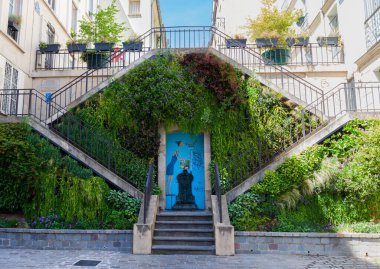 Paris, France - July, 14: The Escalier Vgtalis, staircase on Rue Rollin. On the fountain the murales by Les Lzarts de la Bivre Association of artists on July 14, 2022