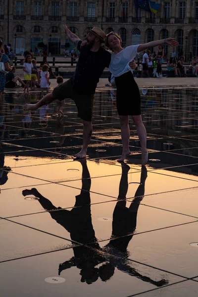 Bordeaux France July Couple Lovers Sunset Having Fun Walking Water — Stok fotoğraf