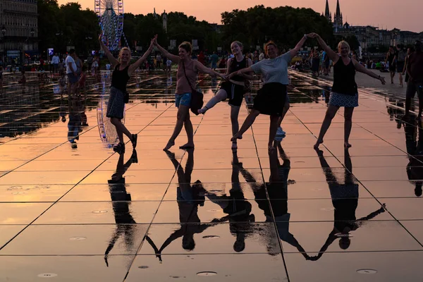 Bordeaux France July Friends Sunset Having Fun Posing Water Mirror — Foto Stock