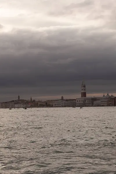 Venedik Teki Bulutlu Gökyüzünde Mark Campanile Manzarası — Stok fotoğraf
