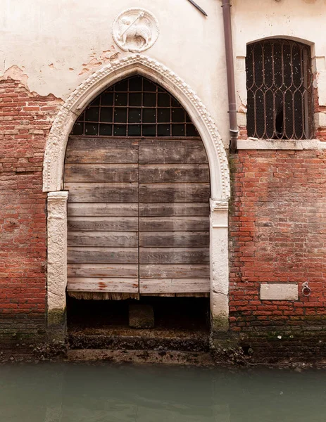 Vista Una Puerta Típica Canal Venecia —  Fotos de Stock