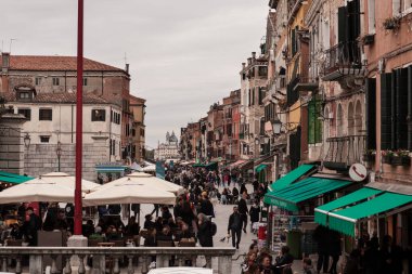 Venedik, İtalya - 21 Nisan 2022 'de Venedik' teki tipik mimariye bakış