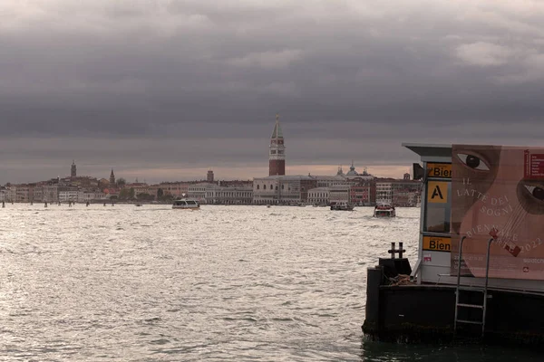 Venedig Italien April Utsikt Över Markuskyrkan Den Molniga Himlen Den — Stockfoto