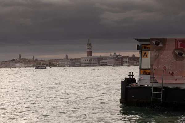 Venedig Italien April Utsikt Över Markuskyrkan Den Molniga Himlen Den — Stockfoto