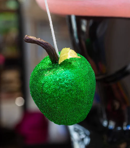 Zbliżenie Sztuczne Zielone Jabłko Pokryte Brokatami — Zdjęcie stockowe