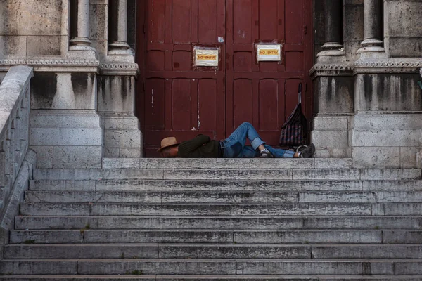 Mannen Som Ligger Trappan Till Den Heliga Hjärtekyrkan Paris Frankrike — Stockfoto