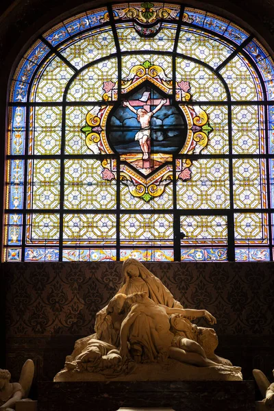 パリのサクル クールと呼ばれるモンマルトルの聖ハートのステンドグラスの窓と堆積記念碑での十字架刑 — ストック写真