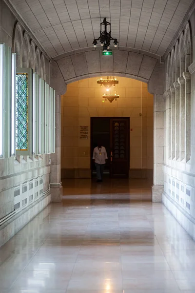 フランス 2022年7月15日にモンマルトルの聖ハートの廊下を歩く時計師は サクレ クールと呼ばれます — ストック写真