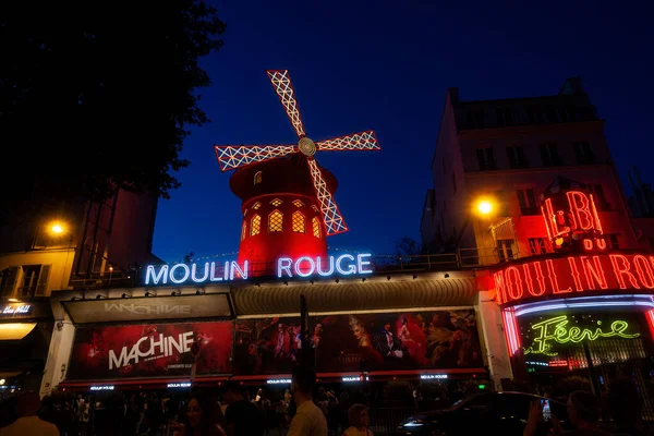 Paris, Fransa - 15 Temmuz: Moulin Rouge Gece Saati 'nde Kabare 15 Temmuz 2022