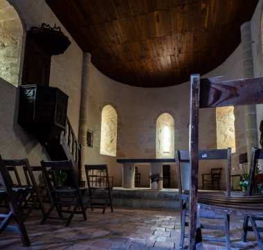 Arthez-de-Barn kantonundaki Chemin du Puy yolu boyunca Caubin Şapeli 'nin içinde. Gotik bir mahzende 14. yüzyılın bir şövalyesinin heykeli var. Fransa