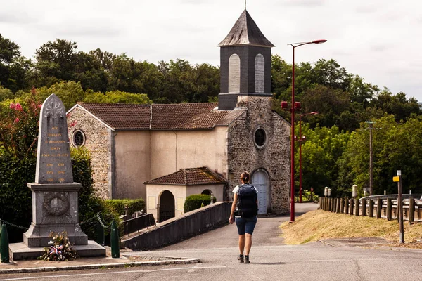 Pelgrim Bij Saint Pierre Kerk Argagnon Langs Route Van Chemin — Stockfoto