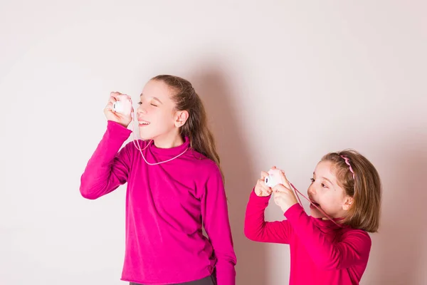 Μερικά Κοριτσάκια Φωτογραφίζουν Χρησιμοποιώντας Την Κάμερα Του Παιχνιδιού Λευκό Φόντο — Φωτογραφία Αρχείου