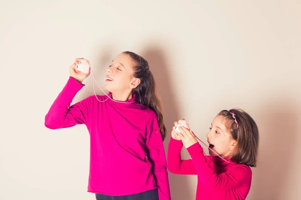 Paar Kleine Meisjes Die Foto Maken Met Behulp Van Toy — Stockfoto