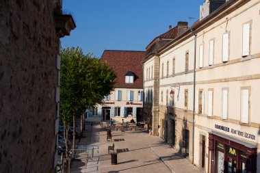 Navarrenx, Fransa - 24 Temmuz 2022: Navarrenx Meydanı, Fransa 'nın ilk kaleli şehri