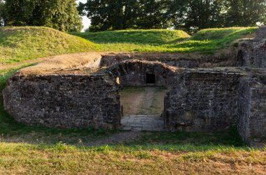 Fransa 'nın Navarrenx kentindeki hendek ve surların kalıntılarına bakın.