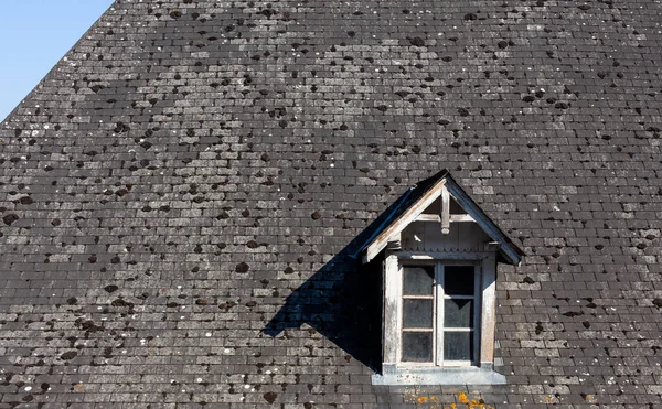 Widok Stary Mały Dormer Okna Kamiennym Dachu Navarrenx — Zdjęcie stockowe