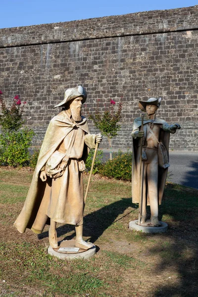 Estátua Peregrinos Perto Das Muralhas Medievais Fortificadas Cidade Francesa Navarrenx — Fotografia de Stock