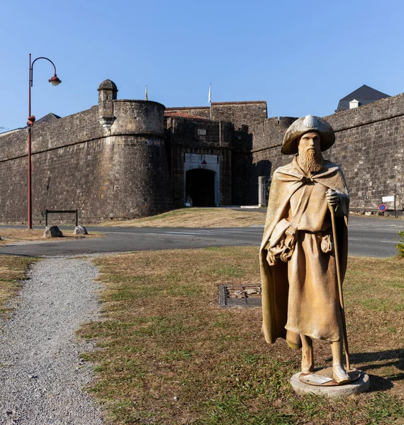 Estatua Los Peregrinos Cerca Las Murallas Medievales Fortificadas Ciudad Francesa — Foto de Stock