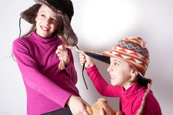 Sorelline Che Indossano Cappelli Invernali Litigano Combattono Tirando Lacci Dei — Foto Stock