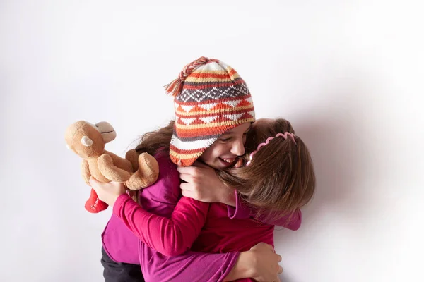 幸せと健康的な若い女の子の抱擁と笑顔 親友の子供や子供の友情 肯定的な精神健康の概念 — ストック写真