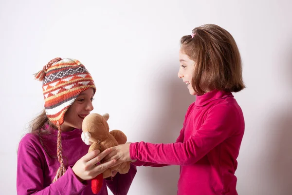 Klein Meisje Geeft Haar Teddybeer Speeltje Aan Oudere Zus Schattig — Stockfoto