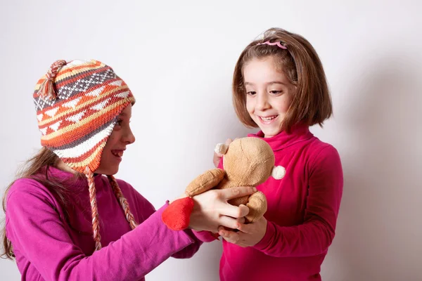 Klein Meisje Geeft Haar Teddybeer Speeltje Aan Jongere Zus Schattig — Stockfoto