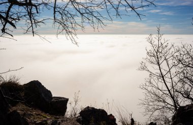 Trieste arazisindeki kayalık kayalıkların arasında bulutlar sürükleniyor