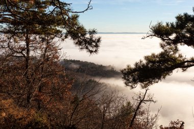 Trieste arazisindeki kayalık kayalıkların arasında bulutlar sürükleniyor