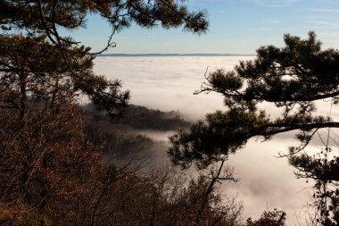 Trieste arazisindeki kayalık kayalıkların arasında bulutlar sürükleniyor