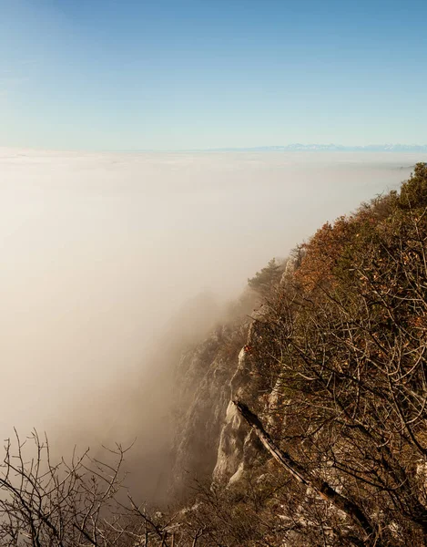 Nuvens Deriva Meio Penhascos Rochosos Paisagem Trieste — Fotografia de Stock