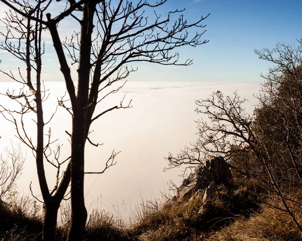 Nuvens Deriva Meio Penhascos Rochosos Paisagem Trieste — Fotografia de Stock