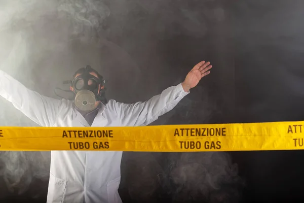 Egy Orvosi Mérnök Vegyvédelmi Ruhát Visel Antigas Maszk Irányítja Vészhelyzetet — Stock Fotó