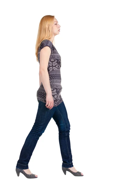 Vista posterior de mujer camina . — Foto de Stock
