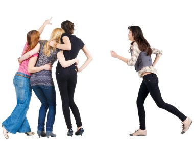 kadın arkadaşları katılmak için acele eder