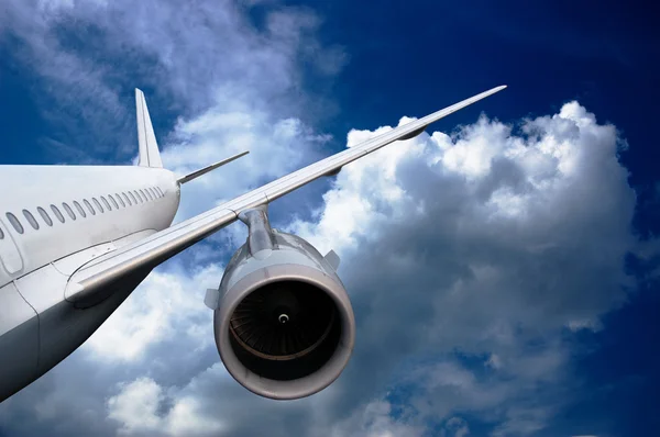 Airplane flying down — Stock Photo, Image