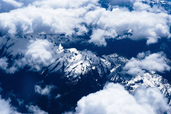 Mountain view from the top through the clouds — Stock Photo, Image