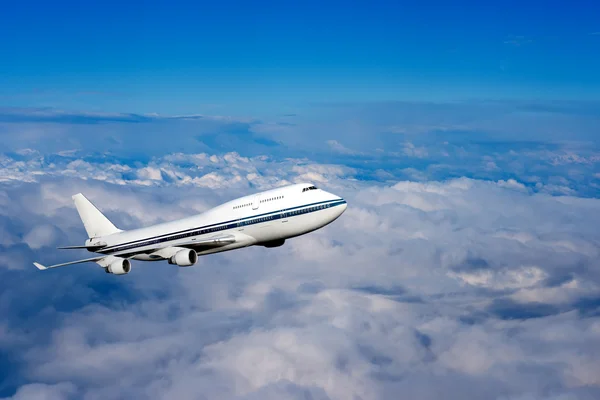 Samolot pasażerski w chmurach — Zdjęcie stockowe
