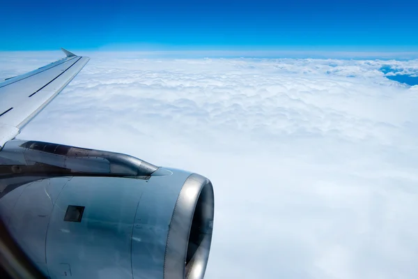 Vista de um avião voando nas nuvens — Fotografia de Stock