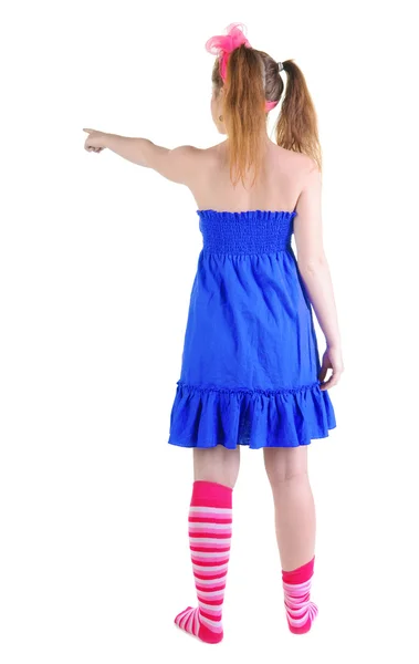 Vista de pé linda adolescente de cabelos vermelho apontando para trás — Fotografia de Stock