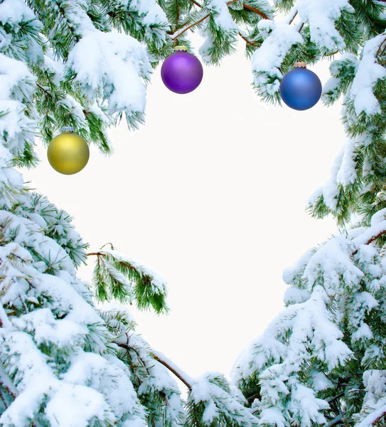 Neve coperto di rami di abete con palle di Natale — Foto Stock