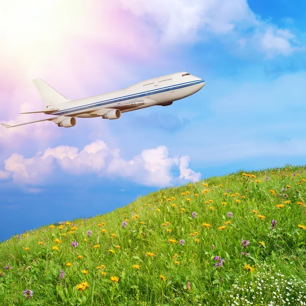 Avión de pasajeros en las nubes —  Fotos de Stock