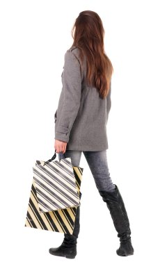 arkadan görünüşü olacak kadın ceket kadın alışveriş torbaları ile .