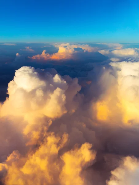 Lucht met wolken bij zonsondergang — Stockfoto