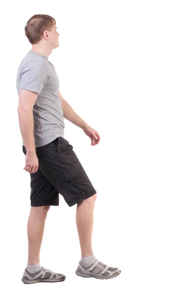 后步行英俊的男人穿着短裤和运动鞋的视图 — 图库照片
